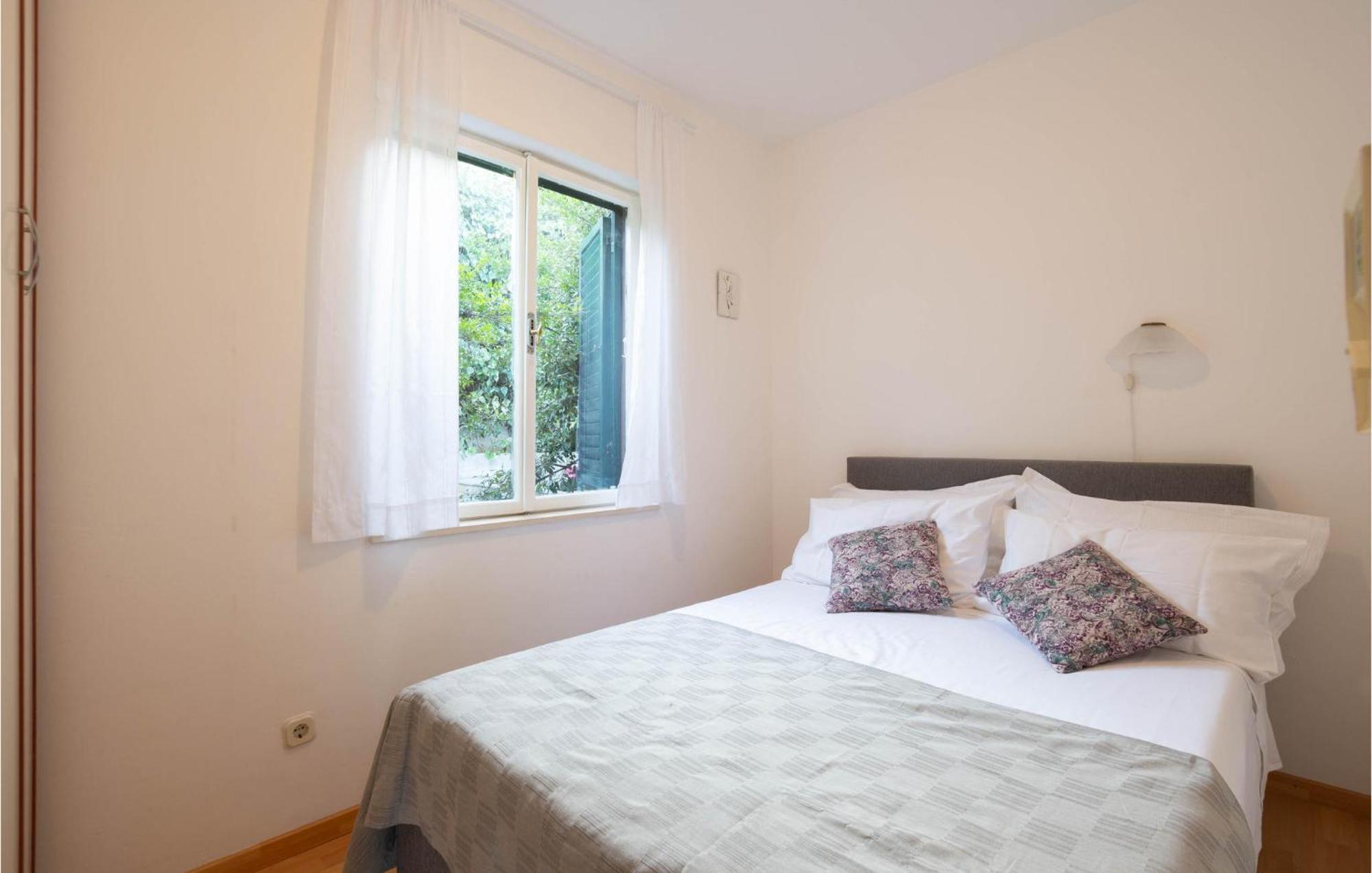 Cozy Home In Postira With Kitchen ภายนอก รูปภาพ