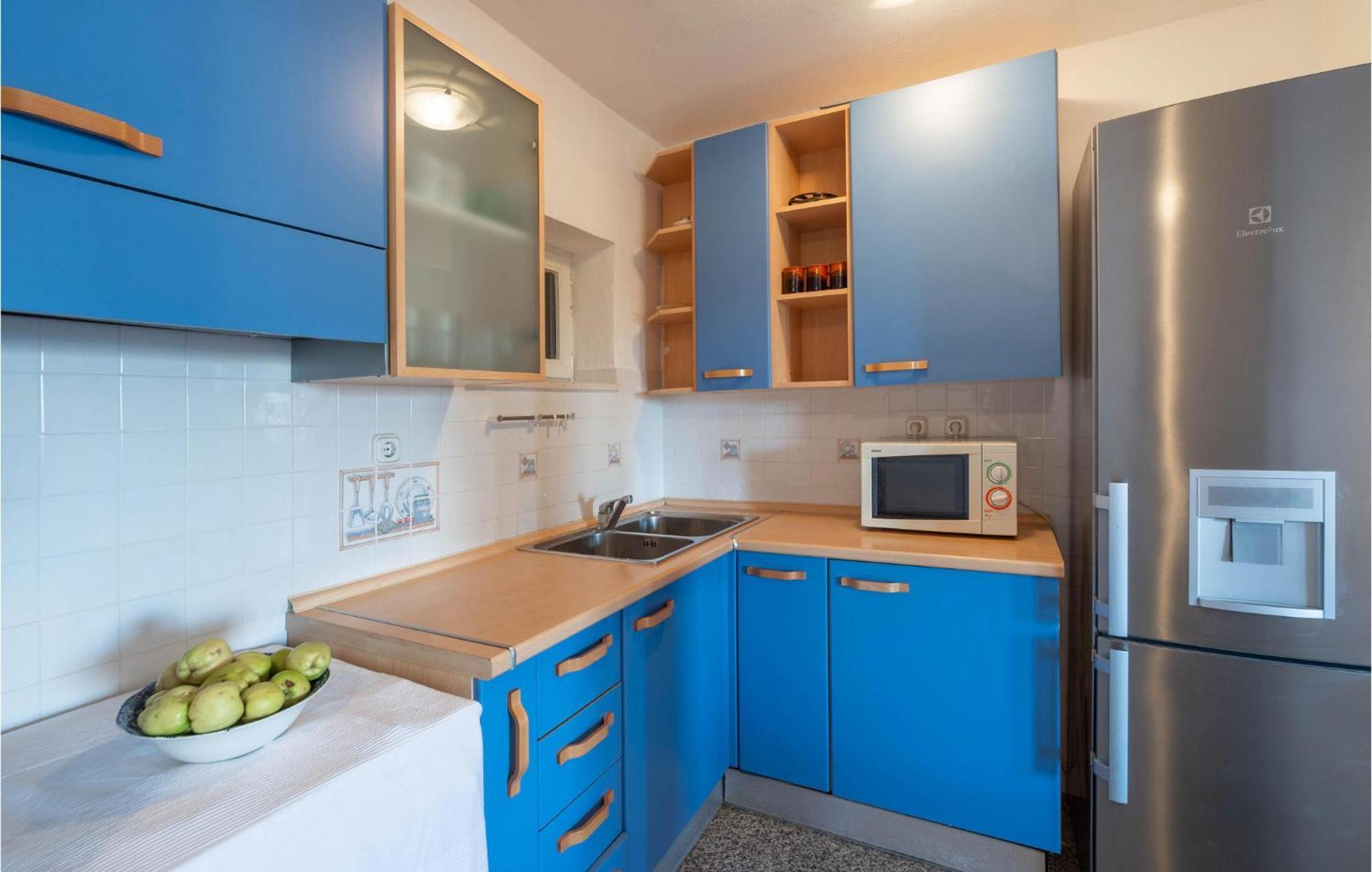 Cozy Home In Postira With Kitchen ภายนอก รูปภาพ