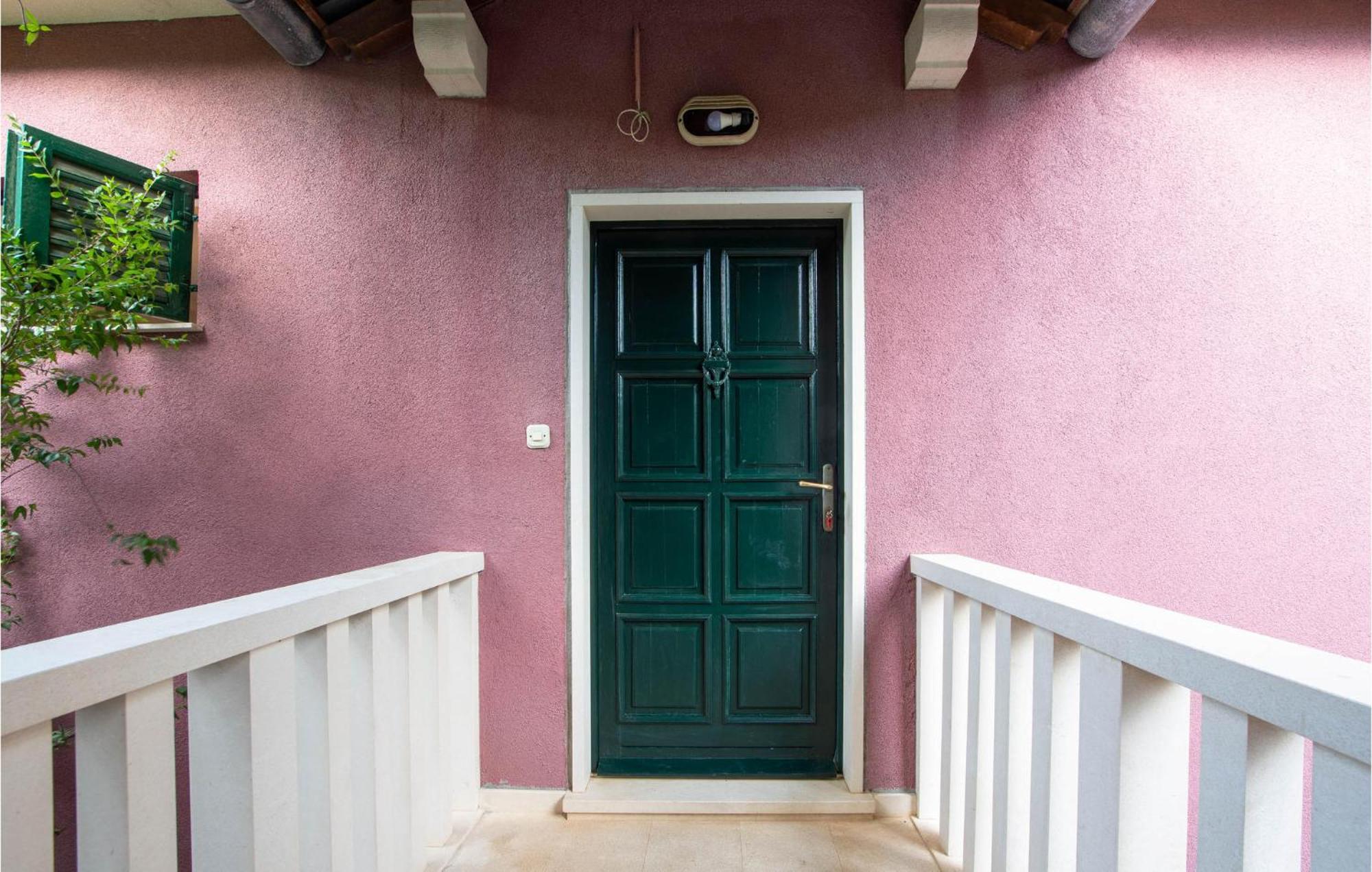 Cozy Home In Postira With Kitchen ภายนอก รูปภาพ