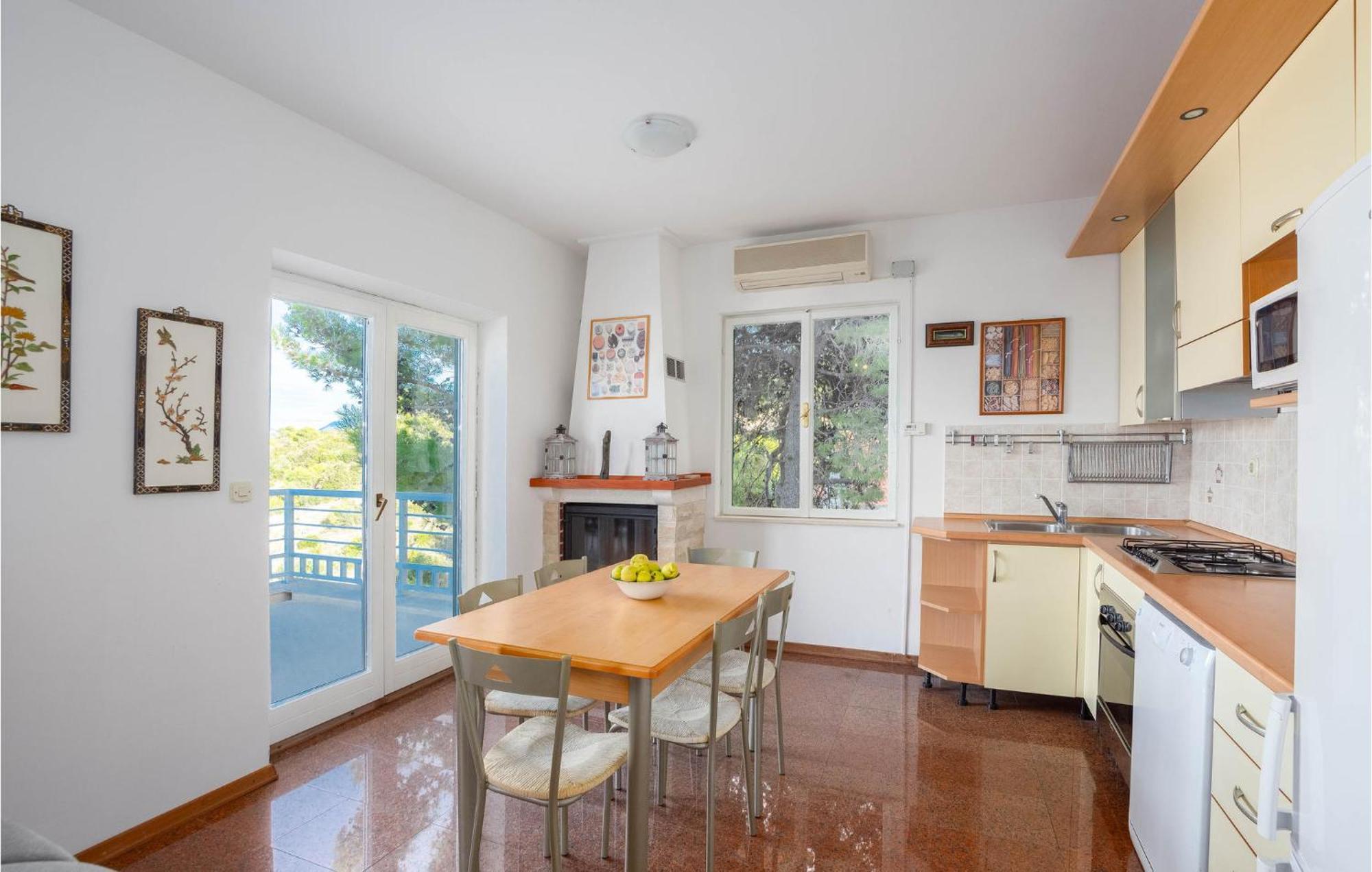 Cozy Home In Postira With Kitchen ภายนอก รูปภาพ