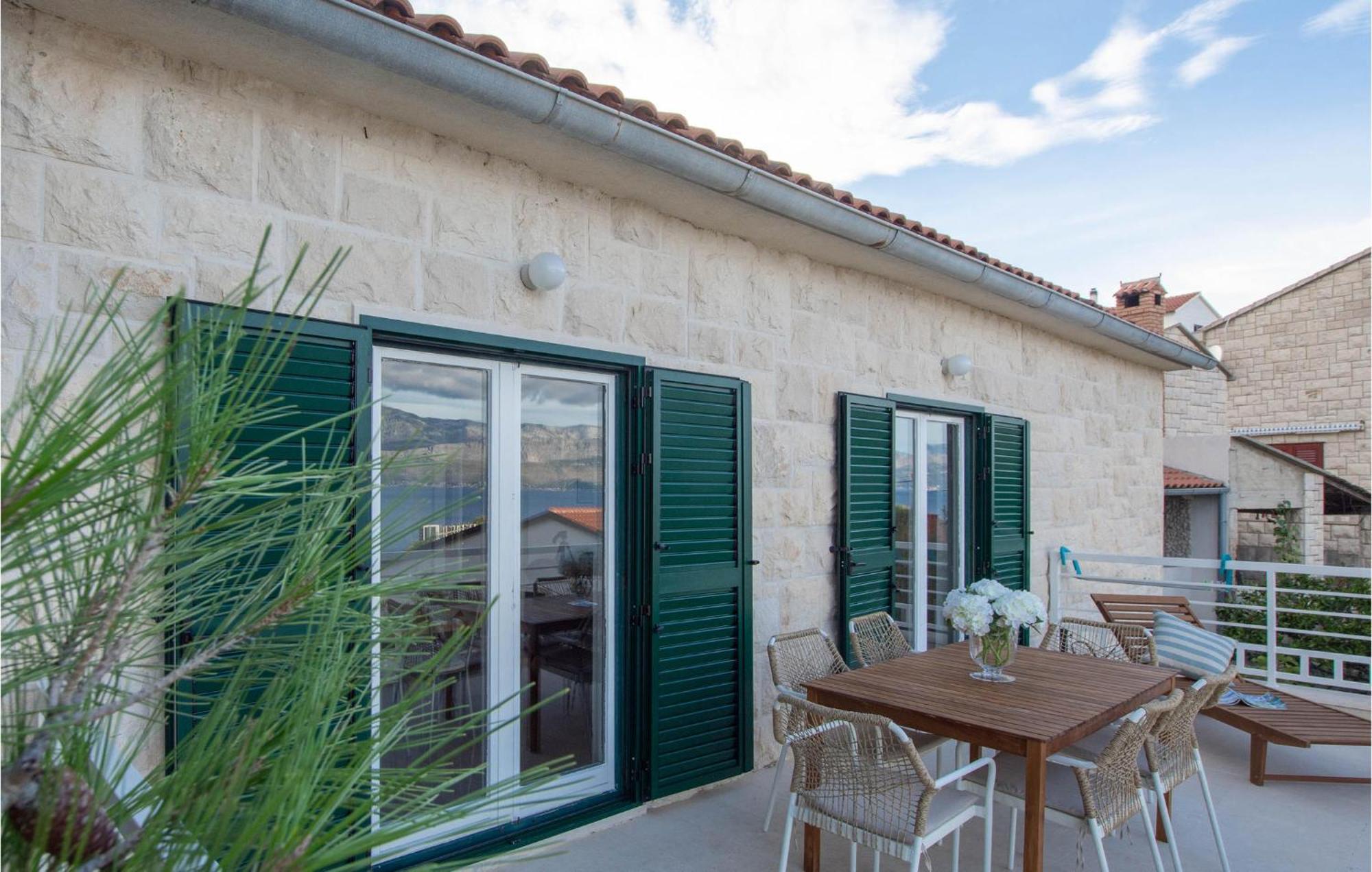Cozy Home In Postira With Kitchen ภายนอก รูปภาพ