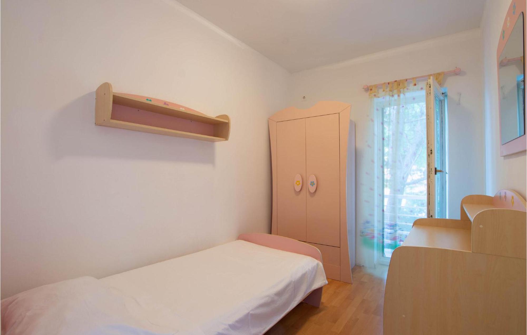 Cozy Home In Postira With Kitchen ภายนอก รูปภาพ